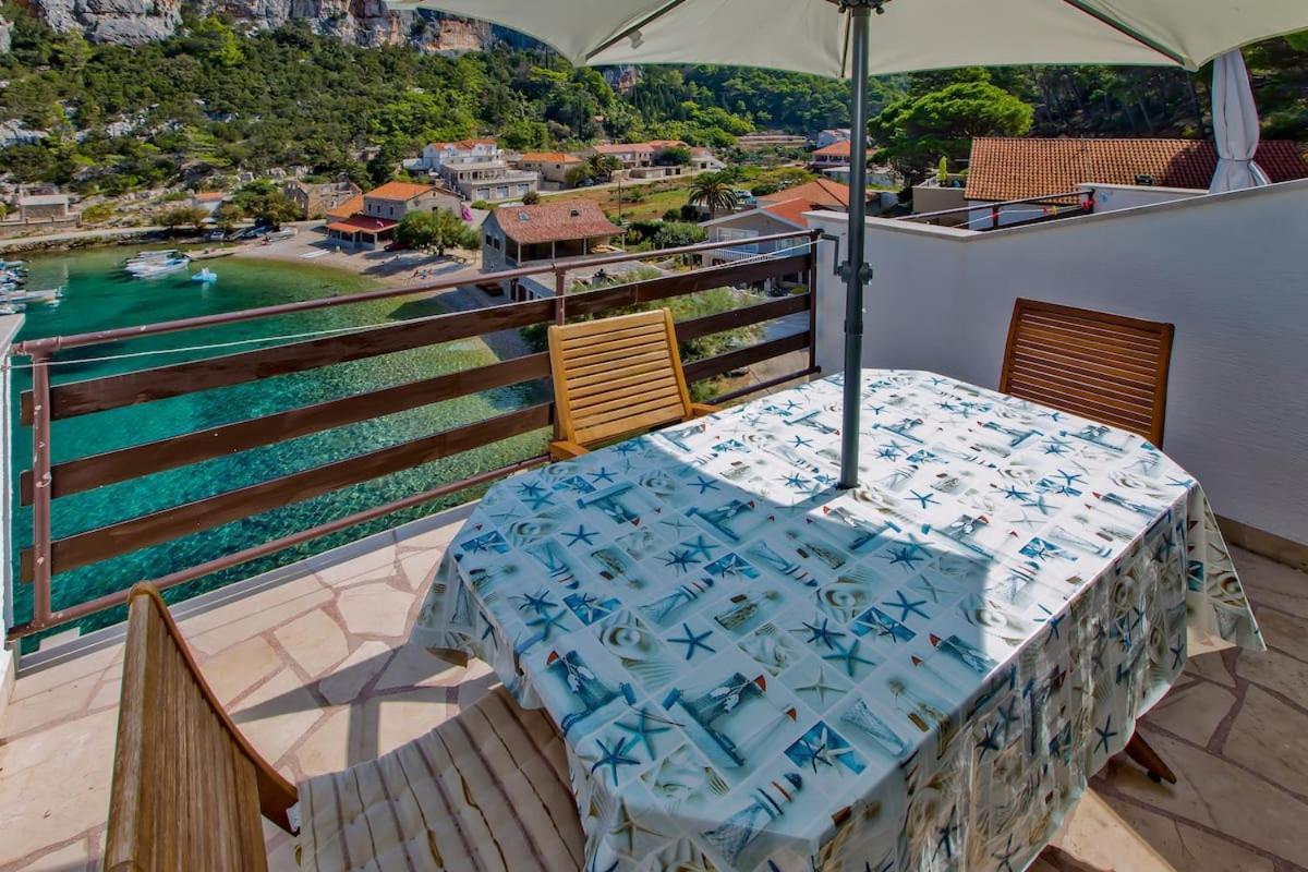 Villa Mateljan Zastražišće Exterior foto